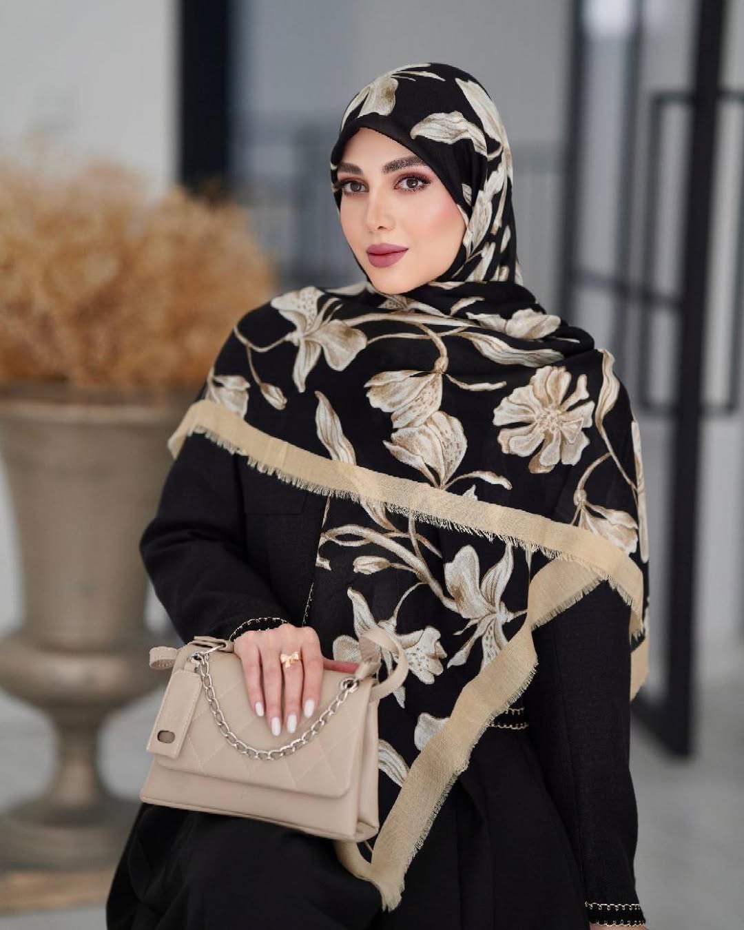 زمینه مشکی حاشیه کرم