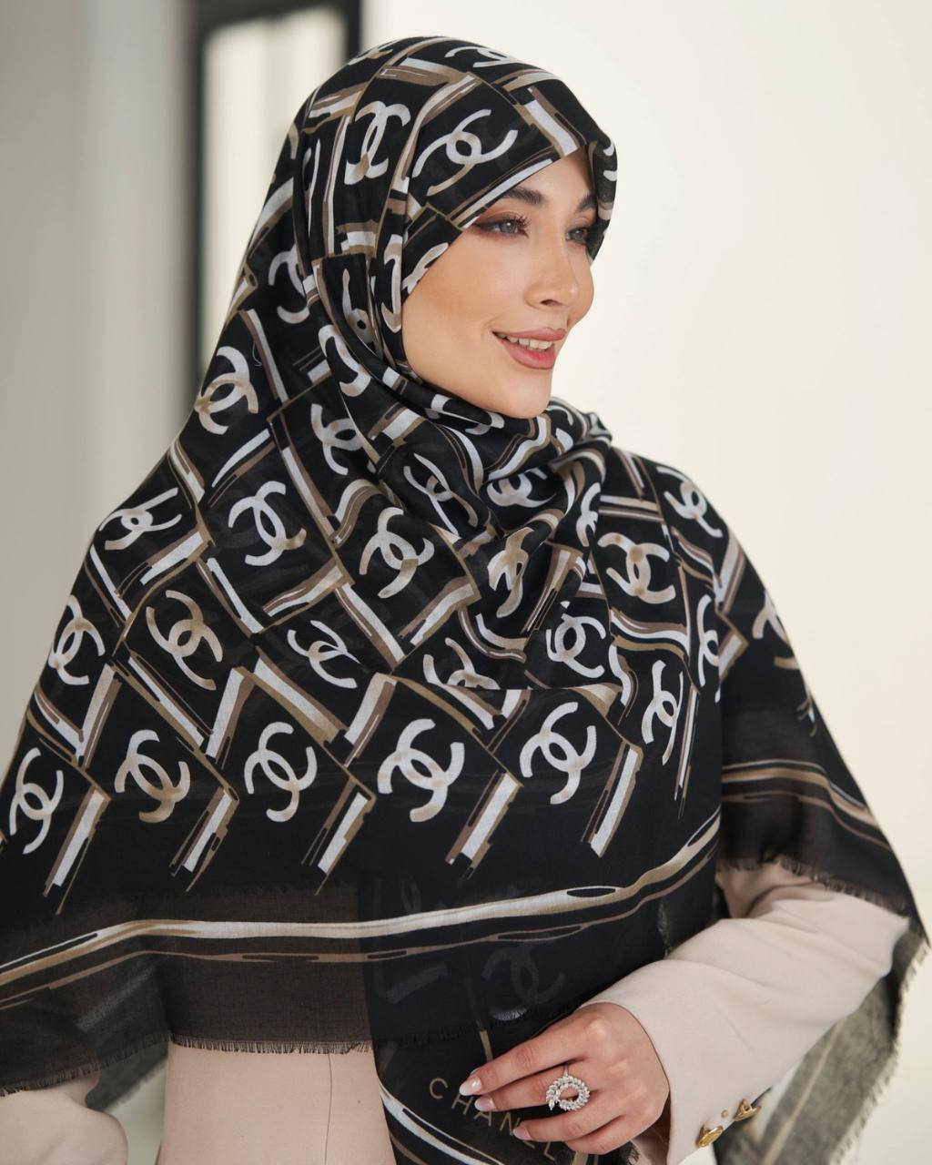 روسری نخی مدال ریشه پرزی (طرح چنل)